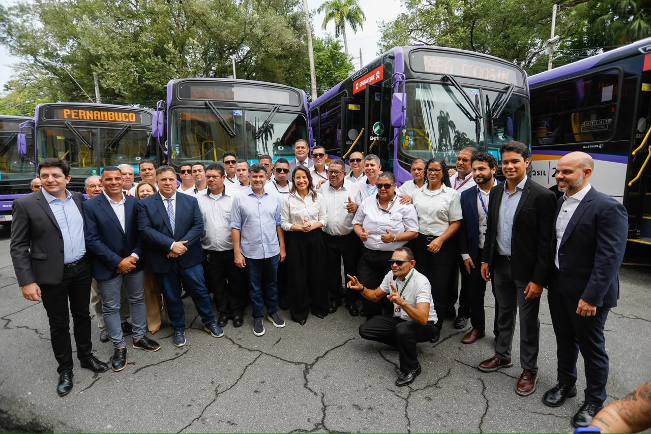 Pernambuco entrega 40 ônibus com ar-condicionado à RMR e chega a 80 novos veículos em 2026